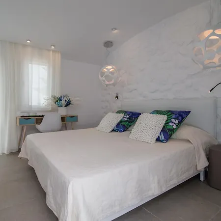 アパートホテル Spiros 4*