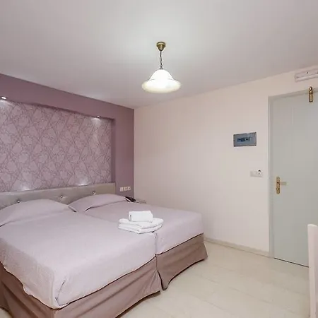 מלון דירות Spiros 4*